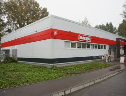 Фирменный магазин  в городе Емва из сэндвич-панелей, построенная компанией Альянс - Фирменный магазин  в городе Емва, Республика Коми, г. Емва, ул. Коммунистическая. 